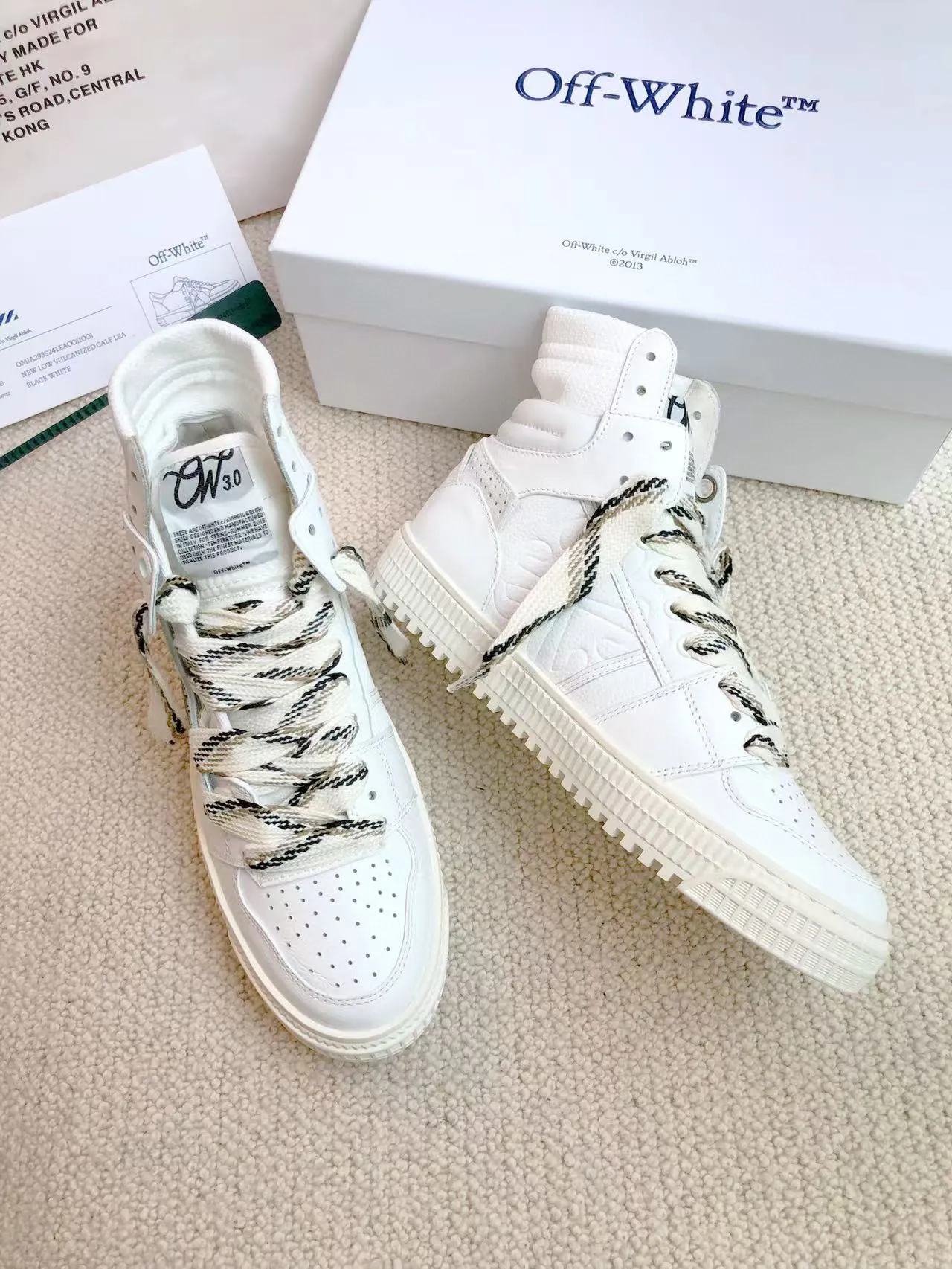Men's shoes💰620 OFF WHITE ⚡️Couple style⚡️🍓New color🍓 The latest spring model of Gaobang street casual Martin style masterpiece, released the highest quality version on the market 👊 Series original mold opening, original lasting, production technology 1:1 original ➰🔜The best choice for more and more celebrities and Internet celebrities🔸In the classics Changes in the code🔸Innovate in the trend🔸Strive to break away from the shackles of bad street design🔝Although he is not the originator of fashion design, he is definitely a shining dark horse in avant-garde design🐴🆙Do not follow the trend🔅Not universal beauty🔅 Fabric💯First-layer cowhide Lining💯Imported skin-friendly and environmentally friendly polyester mesh Foot pads💯Original molded high-elastic environmentally friendly molding pads Midsole💯Original sleeve lasting process Outsole💯Rubber outsole Packaging💯Official website synchronizes a full set of packaging (brand wrapping paper, brand certificate, brand bag) code number 35-44, 45 customized